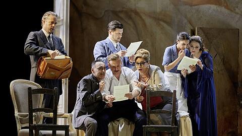 Was du bist, bist du nur durch Verträge: Reinhard Mayr (Don Bartolo, von links), Juan Carlos Falcón (Don Basilio), Ludwig Mittelhammer (Almaviva), Levente Páll (Figaro), Anna Agathonos (Marcellina),Sophie Mitterhuber (Susanna), Ana Maria Labin (Gräfin) in "Le nozze di Figaro" im Gärtnerplatztheater.