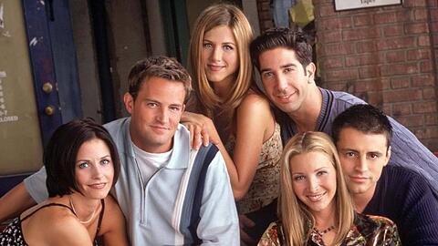 Matthew Perry als Chandler Bing mit seinen "Friends": Courtney Cox als Monica Geller, Jennifer Aniston als Rachel Green, David Schwimmer als Ross Geller, Lisa Kudrow als Phoebe Buffay und Matt LeBlanc als Joey Tribbiani.