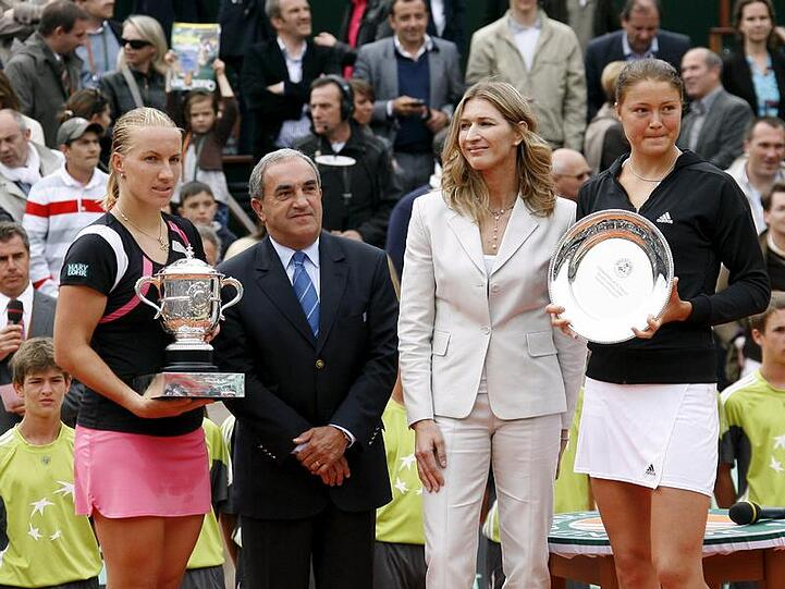 Steffi Graf steht mit den beiden Finalistinnen der French Open auf dem Podium.