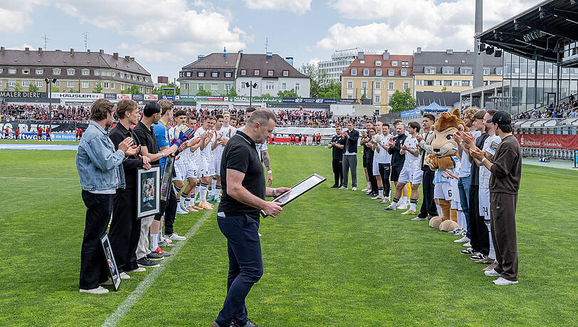 Manfred Paula verabschiedet die scheidenden L&ouml;wen.