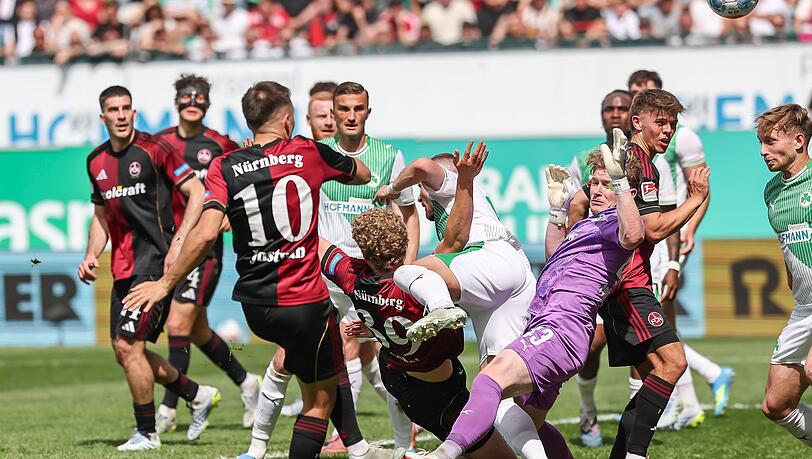 Das stets umkämpfte Franken-Derby steht schon am zweiten Spieltag auf dem Programm. (Archivbild) Das stets umkämpfte Franken-Derby steht schon am zweiten Spieltag auf dem Programm. (Archivbild)