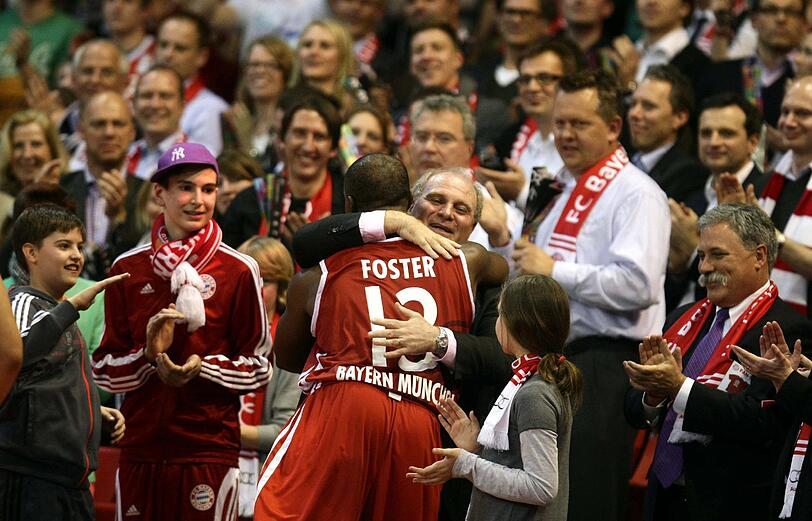 Zum Sieg gab's für Je`Kel Foster erstmal eine feste Umarmung von Bayern präsident Uli Hoeness...