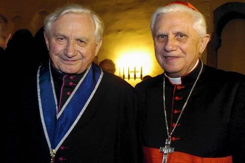 Papst-Bruder Georg Ratzinger hat die angeschlagene Gesundheit von Benedikt XVI. als Grund für dessen Rücktritt genannt. &bdquo;Das Alter drückt&ldquo;, sagte der 89-Jährige am Montag der Nachrichtenagentur dpa.