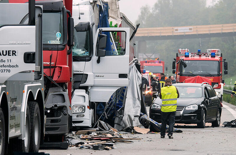 Beschädigte Lastwagen stehen am 30.09.2014 auf der Autobahn A3 nahe Passau (Bayern). Bei dem Unfall sind zehn Fahrzeuge ineinander gefahren. (Archivbild)