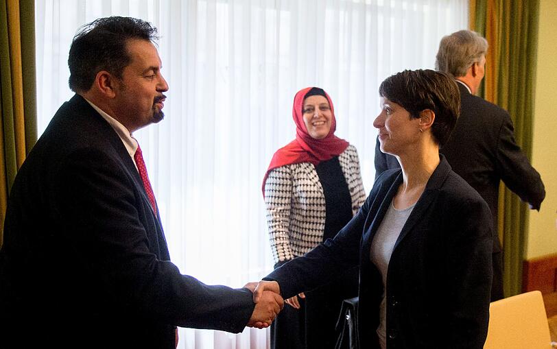 Die AfD-Vorsitzende Frauke Petry und der Vorsitzende des Zentralrates der Muslime in Deutschland, Aiman Mazyek, reichen sich die Hände.