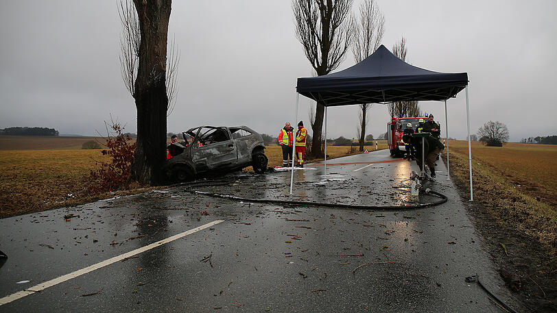 Das Auto ist vollkommen ausgebrannt, der Fahrer tot. Die Feuerwehr konnte nichts mehr für ihn tun.