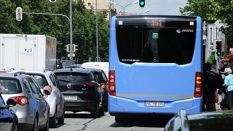 München: Ein Linienbus steht zwischen zahlreichen Autos im Verkehr.
