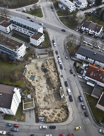 Grabreste, Gebeine, Absperrungen: Auf diesem Grundstück an der Josef-Retzer-Straße 14 fanden Archäologen eine 1500 Jahre alte Reihengrabanlage. Wenn alle Funde ausgegraben sind, entstehen Wohnungen.