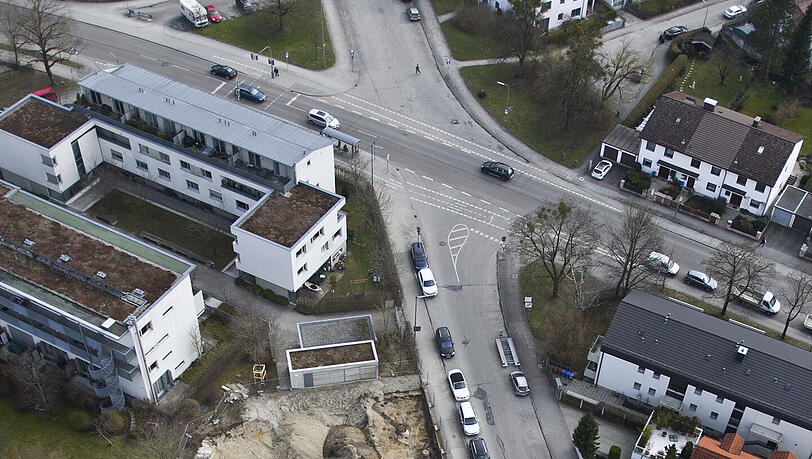 Grabreste, Gebeine, Absperrungen: Auf diesem Grundstück an der Josef-Retzer-Straße 14 fanden Archäologen eine 1500 Jahre alte Reihengrabanlage. Wenn alle Funde ausgegraben sind, entstehen Wohnungen. Grabreste, Gebeine, Absperrungen: Auf diesem Grundstück an der Josef-Retzer-Straße 14 fanden Archäologen eine 1500 Jahre alte Reihengrabanlage. Wenn alle Funde ausgegraben sind, entstehen Wohnungen.