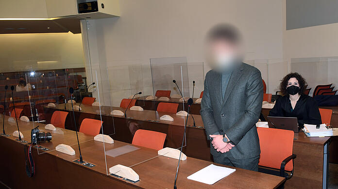 Der Angeklagte (l.) ist zusammen mit seiner Anwältin Stefanie Lajtkep im Gerichtssaal beim Prozessauftakt.