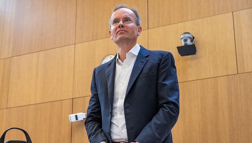 Der früheren Wirecard-Vorstandschef Markus Braun steht im Gerichtssaal.