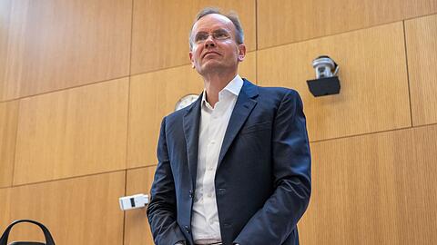 Der früheren Wirecard-Vorstandschef Markus Braun steht im Gerichtssaal.