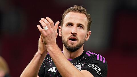 Münchens Harry Kane applaudiert nach dem Spiel.