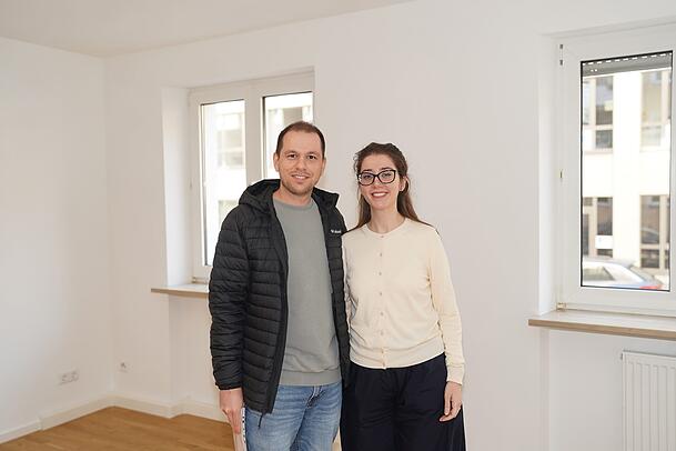 Sie bekommen die Zusage: Bei der Wohnungsbesichtigung wissen Ardit R. und seine Frau Krenare A. (beide 31) noch nichts von ihrem Glück.