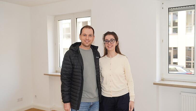 Sie bekommen die Zusage: Bei der Wohnungsbesichtigung wissen Ardit R. und seine Frau Krenare A. (beide 31) noch nichts von ihrem Glück.