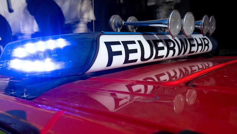 Feuerwehrleute versuchen, die Flammen einzudämmen. (Symbolbild) Feuerwehrleute versuchen, die Flammen einzudämmen. (Symbolbild)