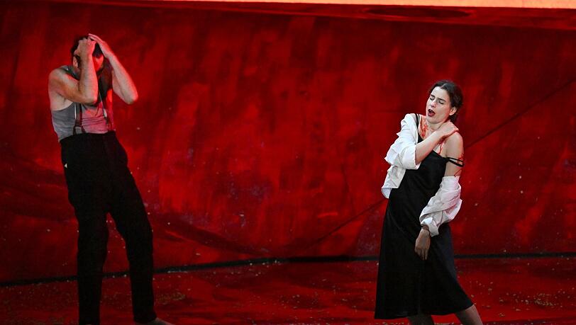 Jonathan Tetelman (Don Jos&eacute;) und Asmik Grigorian (Carmen) w&auml;hrend der Fotoprobe der Oper "Carmen" von Georges Bizet im Gro&szlig;en Festspielhaus.