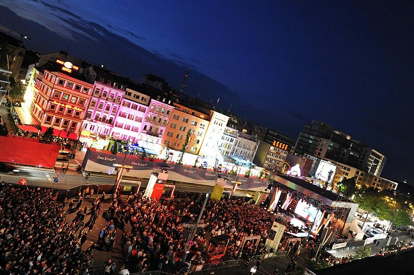 Super Stimmung auf dem ESC-Fanfest auf der Reeperbahn: Trotz der Kritik am diesjährigen Austragungsland feierten die Fans in Hamburg eine unbeschwerte Party. Die Bilder!
