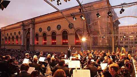 Generalmusikdirektor Kent Nagano dirigiert sein Staatsorchester auf dem Marstallplatz hinterm Nationaltheater. &bdquo;Oper für alle&ldquo; ist halt Chefsache.