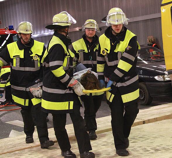 Ein schwerer Autounfall im Tunnel, klaffende Wunden, schreiende Verletzte: Rettungskräfte haben den Ernstfall im Richard-Strauss-Tunnel geprobt. Die AZ war dabei und hat den großen Übungseinsatz verfolgt.