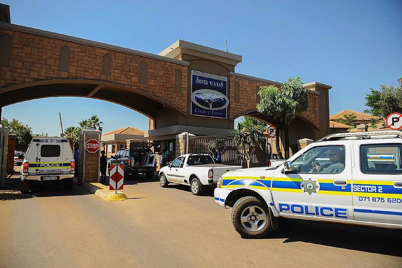 Pretoria East: Polizeifahrzeuge stehen bei dem Anwesen von Oscar Pistorius.