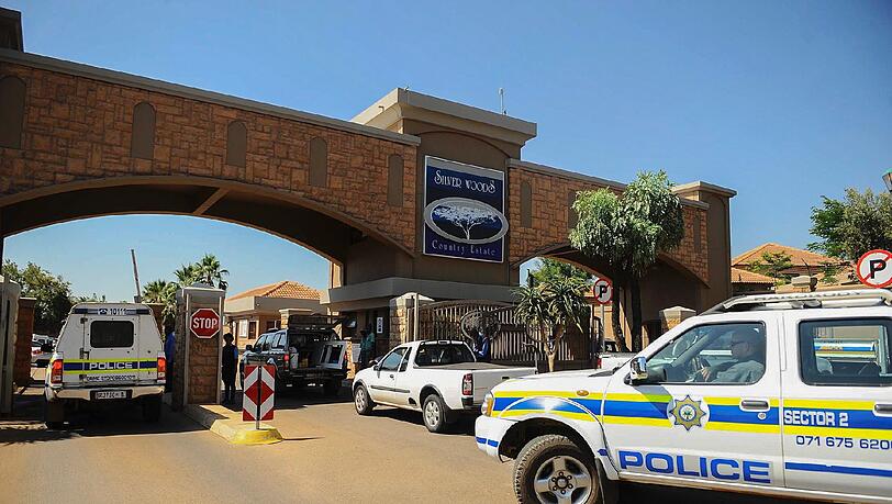 Pretoria East: Polizeifahrzeuge stehen bei dem Anwesen von Oscar Pistorius.