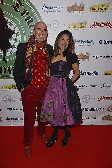Auch dieses Jahr feierten 2.000 Gäste am Auftakt-Abend der Nacht der Tracht in Dirndl und Lederhosn ein rauschendes Fest im Löwenbräukeller! Bereits zum 12. Mal zapften die Veranstalter Wiesnwirt Christian Schottenhamel und Eventmanager Philip Greffenius beim traditionellen Anstich der Nacht der Tracht das erste Fass gekonnt mit nur zwei Schlägen an, und freuten sich über die gute Stimmung im Festsaal. Die Bilder!