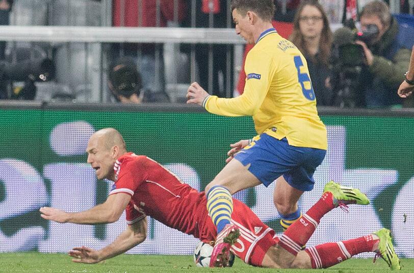 Arjen Robben (unten) vom FC Bayern München holt gegen Laurent Kocielny vom FC Arsenal einen Elfmeter raus.