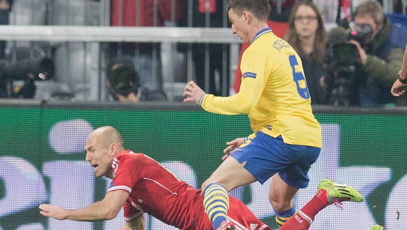 Arjen Robben (unten) vom FC Bayern München holt gegen Laurent Kocielny vom FC Arsenal einen Elfmeter raus. Arjen Robben (unten) vom FC Bayern München holt gegen Laurent Kocielny vom FC Arsenal einen Elfmeter raus.