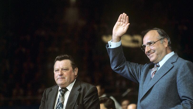 Schwarze Rivalen: Franz Josef Strauß und Helmut Kohl im September 1976 in München. Schwarze Rivalen: Franz Josef Strauß und Helmut Kohl im September 1976 in München.
