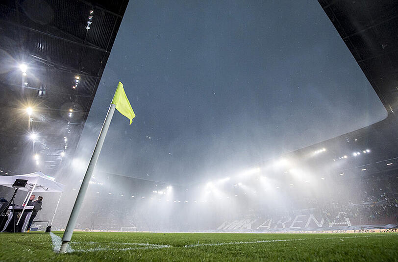 Ein heftiges Unwetter mit Regen und Hagel in Augsburg wurde (fast) zum Spielverderber beim EM-Test zwischen Deutschland und der Slowakei. Die Bilder.