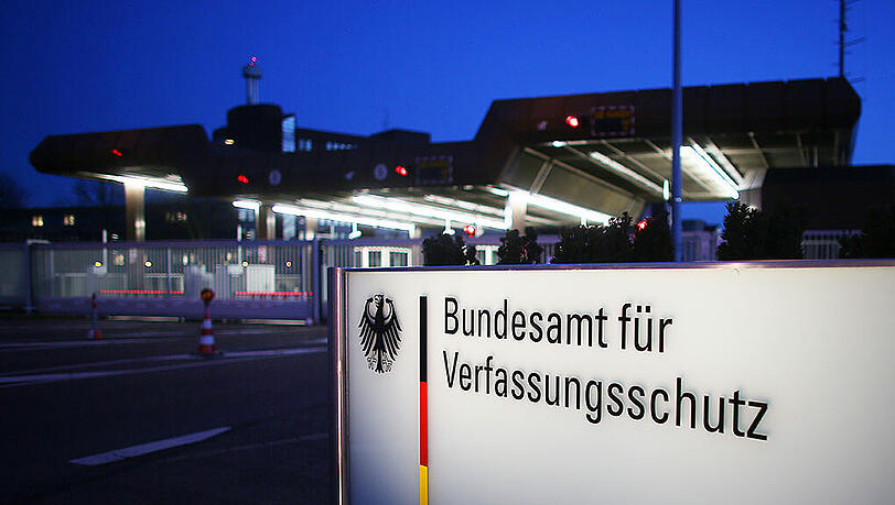 Es wird diskutiert, ob der Verfassungsschutz die AfD beobachten sollte. Es wird diskutiert, ob der Verfassungsschutz die AfD beobachten sollte.