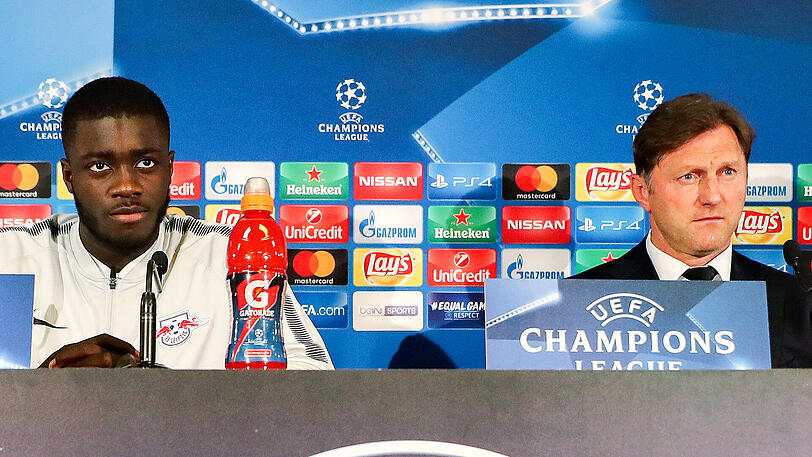Leipzigs Cheftrainer Ralph Hasenhüttl (rechts) und RB-Spieler Dayot Upamecano in der Pressekonferenz im Stade Louis II in Monaco.
