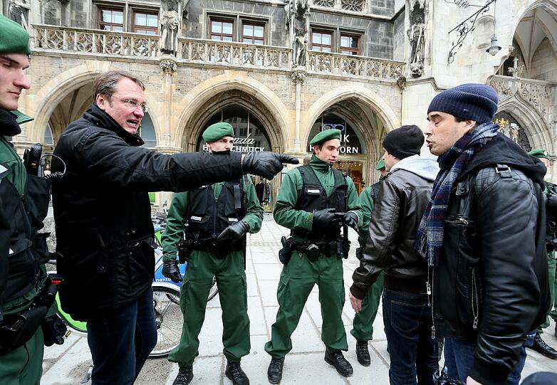 Kundgebung und Gegendemo am Marienplatz. Die Bilder.