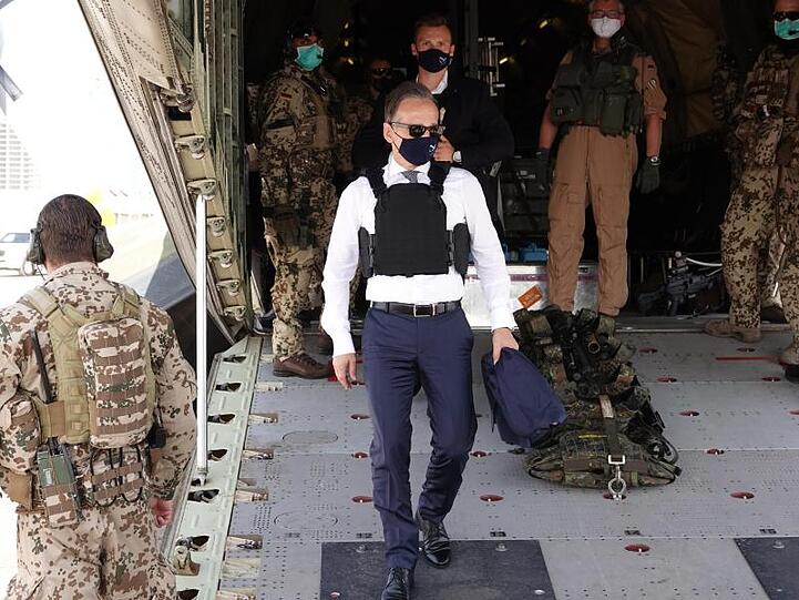 Bundesaußenminister Heiko Maas steigt mit Mundschutz und schusssicherer Weste aus einer Transall-Trasportmaschine der Bundeswehr in Tripoli.