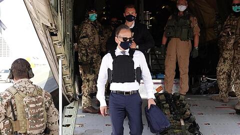 Bundesaußenminister Heiko Maas steigt mit Mundschutz und schusssicherer Weste aus einer Transall-Trasportmaschine der Bundeswehr in Tripoli.