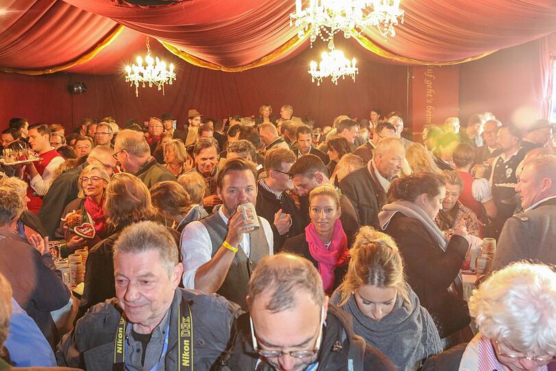 Am Montag feierte Schauer mit seinem Schichtl 150. Jubiläum und die Prominenz drängte sich in seinem kleinen Theaterzelt. So voll war's schon sehr lang nicht mehr beim Schichtl.