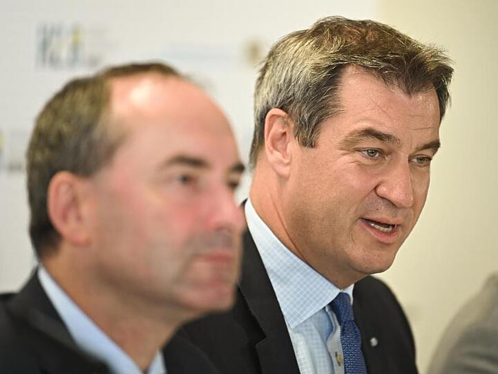 Der bayerische Ministerpräsident Markus Söder (r.) und Wirtschaftsminister Hubert Aiwanger geben eine Pressekonferenz im Energie Campus Nürnberg. Foto: Nicolas Armer