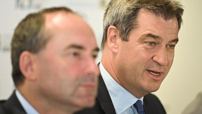 Der bayerische Ministerpräsident Markus Söder (r.) und Wirtschaftsminister Hubert Aiwanger geben eine Pressekonferenz im Energie Campus Nürnberg. Foto: Nicolas Armer Der bayerische Ministerpräsident Markus Söder (r.) und Wirtschaftsminister Hubert Aiwanger geben eine Pressekonferenz im Energie Campus Nürnberg. Foto: Nicolas Armer