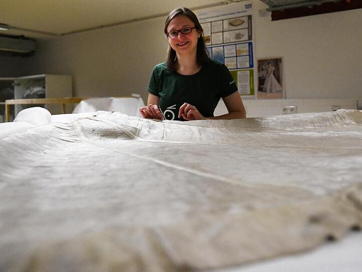 Restauratorin Charlotte Holzer arbeitet im Deutschen Museum an einem Glasfaserkleid. Foto: Angelika Warmuth