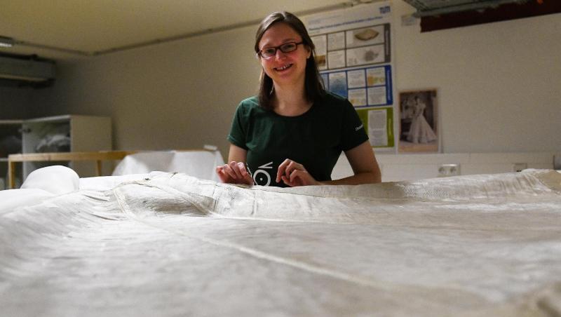 Restauratorin Charlotte Holzer arbeitet im Deutschen Museum an einem Glasfaserkleid. Foto: Angelika Warmuth Restauratorin Charlotte Holzer arbeitet im Deutschen Museum an einem Glasfaserkleid. Foto: Angelika Warmuth