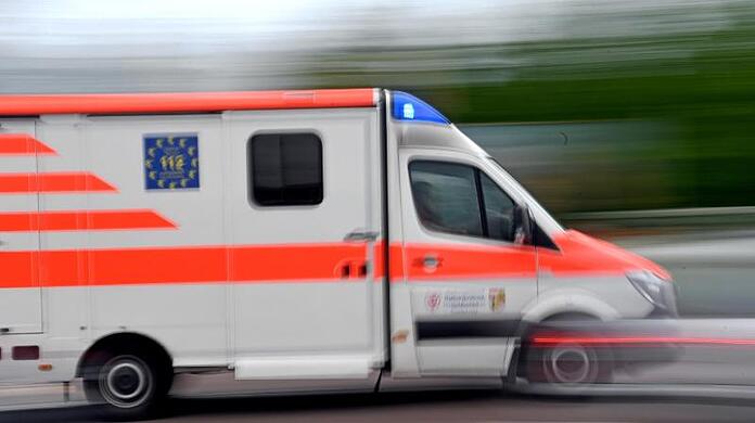 Ein Krankenwagen fährt mit Blaulicht durch die Innenstadt.