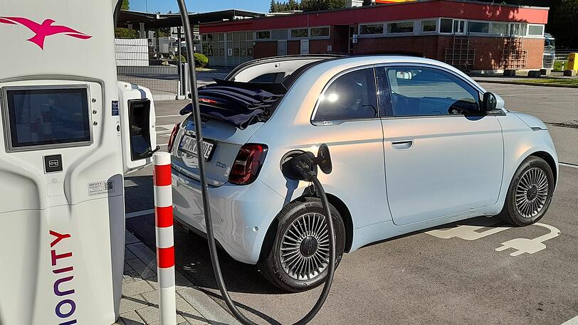 Bis zu 85 kW: Die Besuche am Schnelllader fallen erfreulich kurz aus.