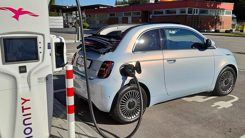 Bis zu 85 kW: Die Besuche am Schnelllader fallen erfreulich kurz aus. Bis zu 85 kW: Die Besuche am Schnelllader fallen erfreulich kurz aus.