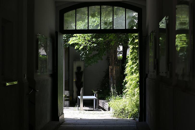 Romantisch? Geht auch, wie der Blick in den Hinterhof beweist.