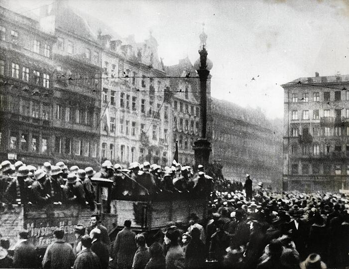 Hitler-Truppen am 9. November 1923 auf dem Marienplatz.