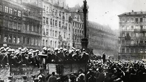 Hitler-Truppen am 9. November 1923 auf dem Marienplatz.