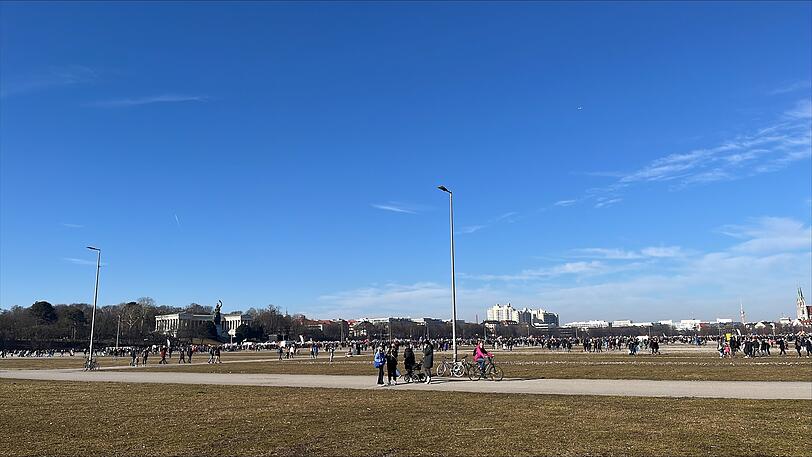 Kurz vor Beginn der Demo waren es schon 50.000 Teilnehmer auf der Theresienwiese.