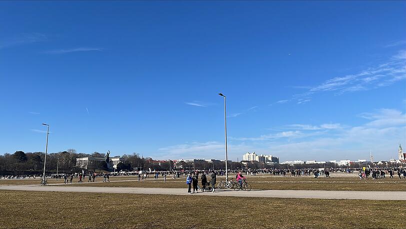 Kurz vor Beginn der Demo waren es schon 50.000 Teilnehmer auf der Theresienwiese. Kurz vor Beginn der Demo waren es schon 50.000 Teilnehmer auf der Theresienwiese.