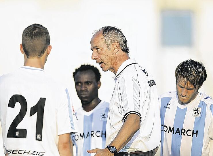 Hat für sein Team nur Lob übrig: 1860-Trainer Reiner Maurer gibt Anweisungen an (v.l.) Sandro Kaiser, Eke Uzoma und Daniel Halfar.Foto: sampics/Augenklick